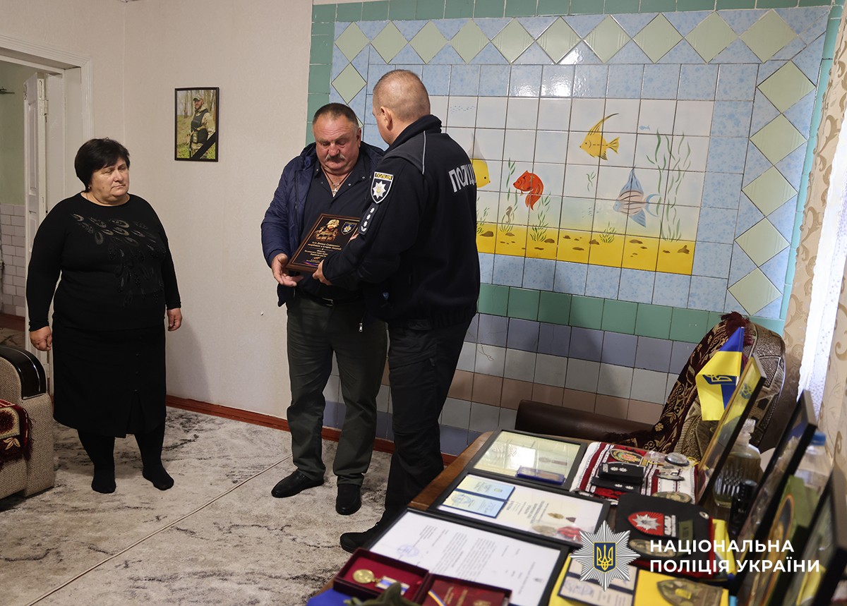 Каптенко вручає батькові дошку