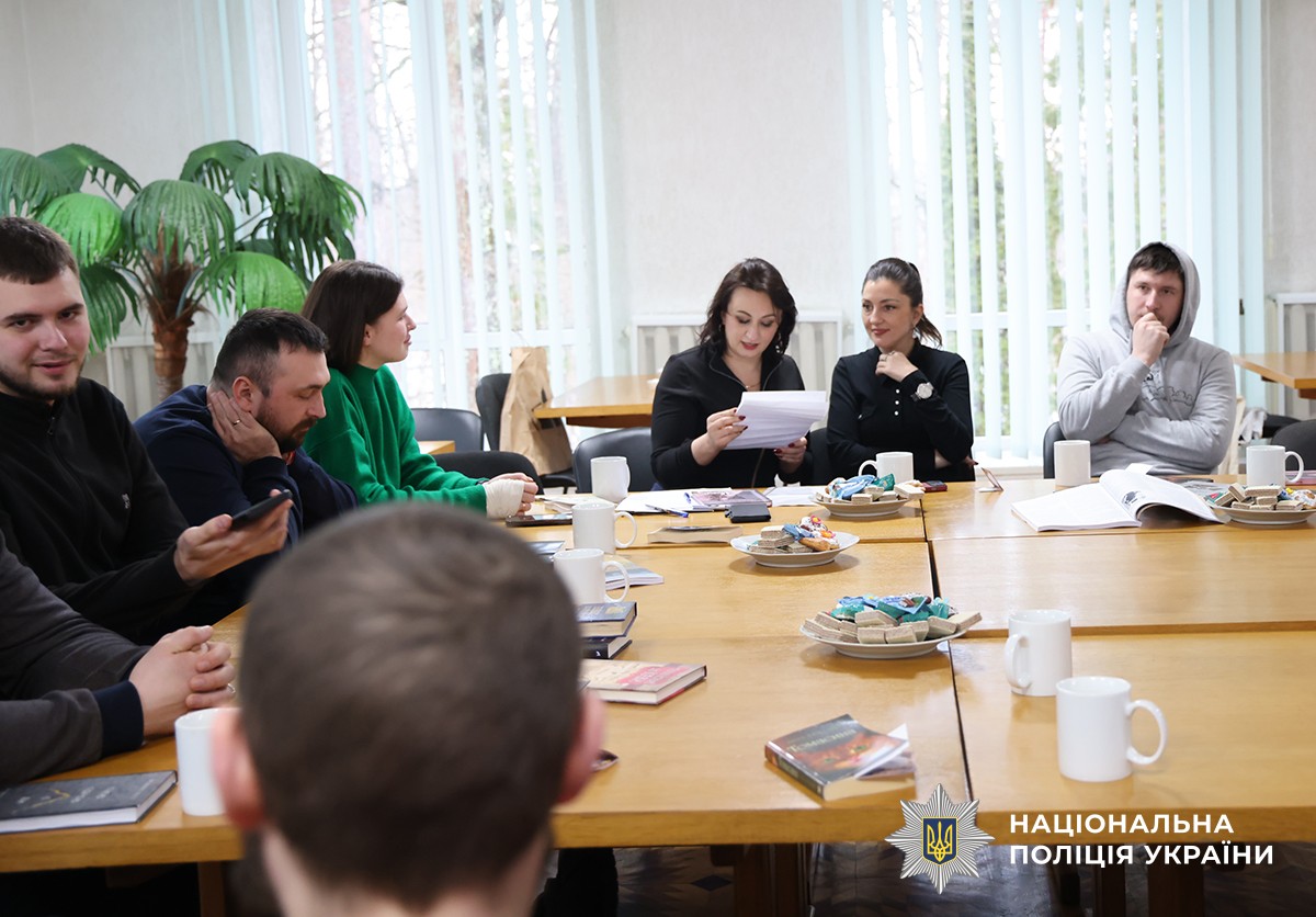 організатори читають спільний текст