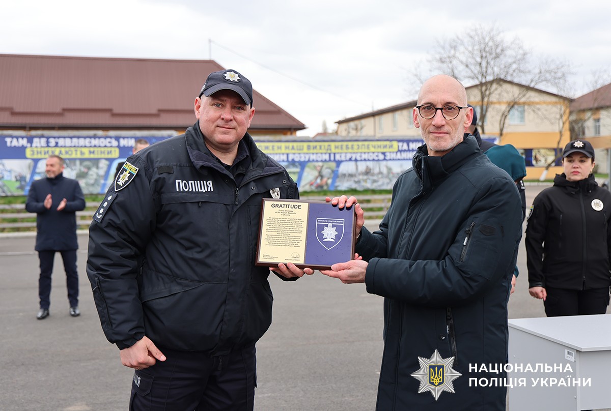 Каптенко вручає Подяку представнику Пособльства Франції