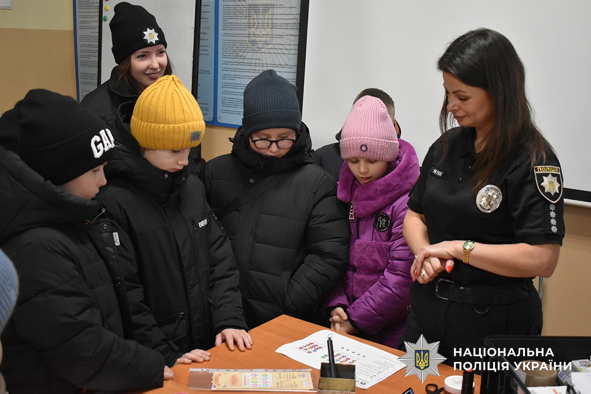 діти на станції криміналістів