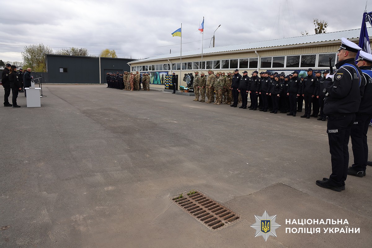 всі учасники випуску на плацу