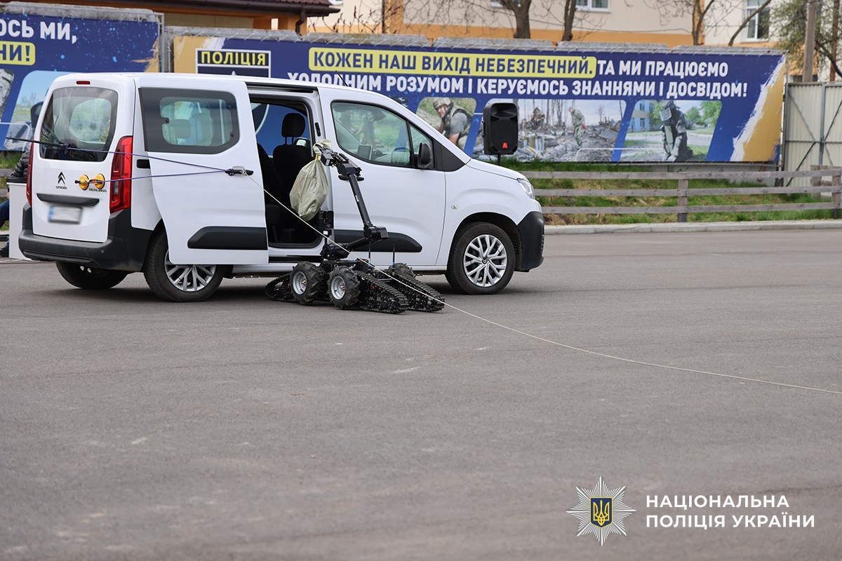 робот вилучає з авто небезпечний предмет