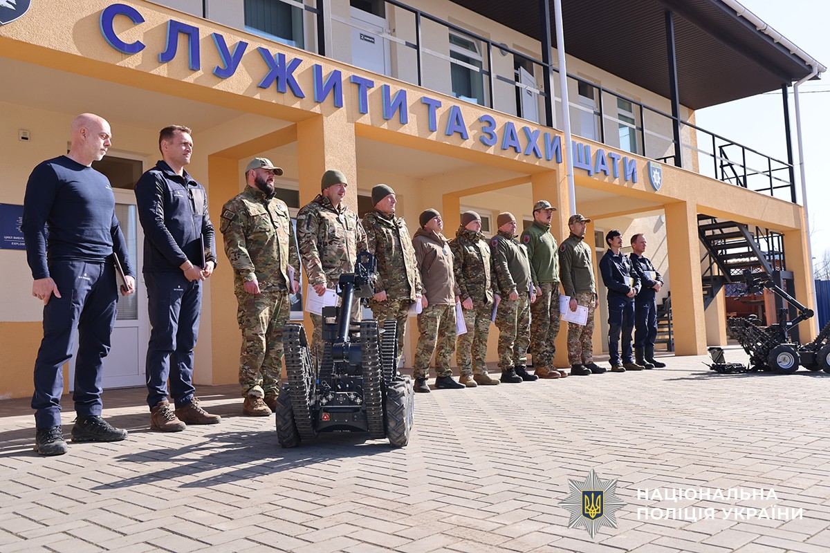 інструктори та вибухотехніки у строю