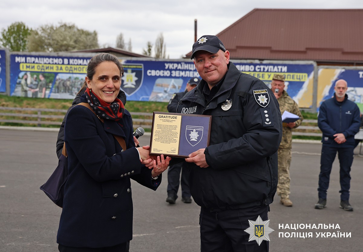 Каптенко вручає Подяку преставниці компанії