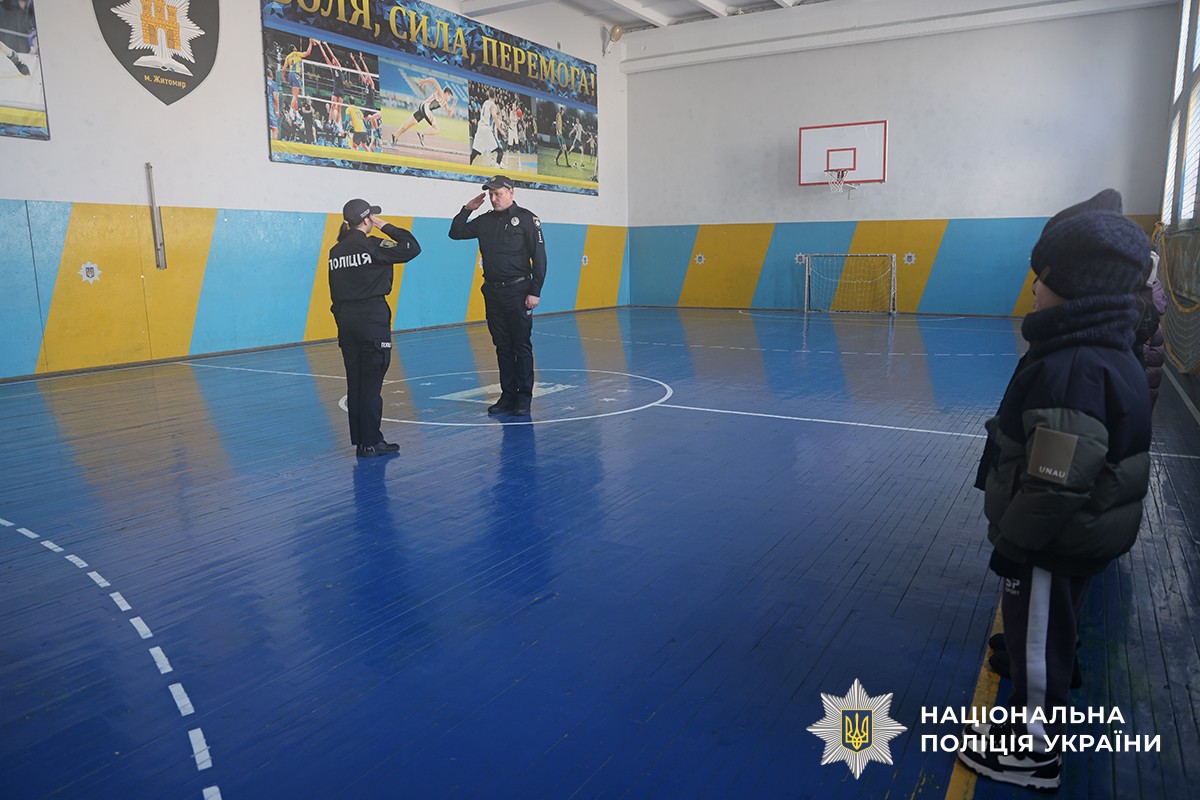 діти вчаться військовому вітанню