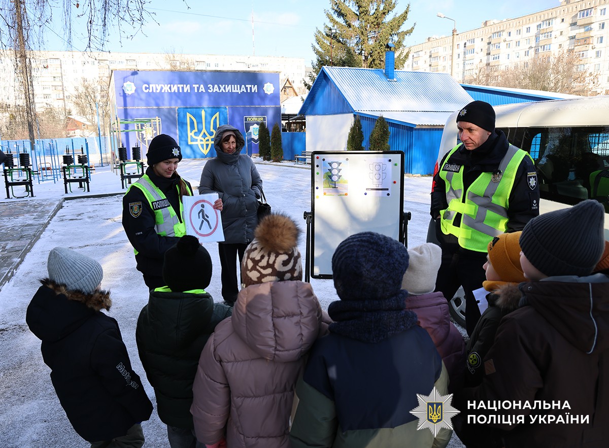 діти з поліцейськими повторюють правила для пішоходів