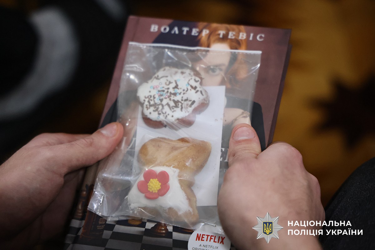 солодкі подарунки на книзі