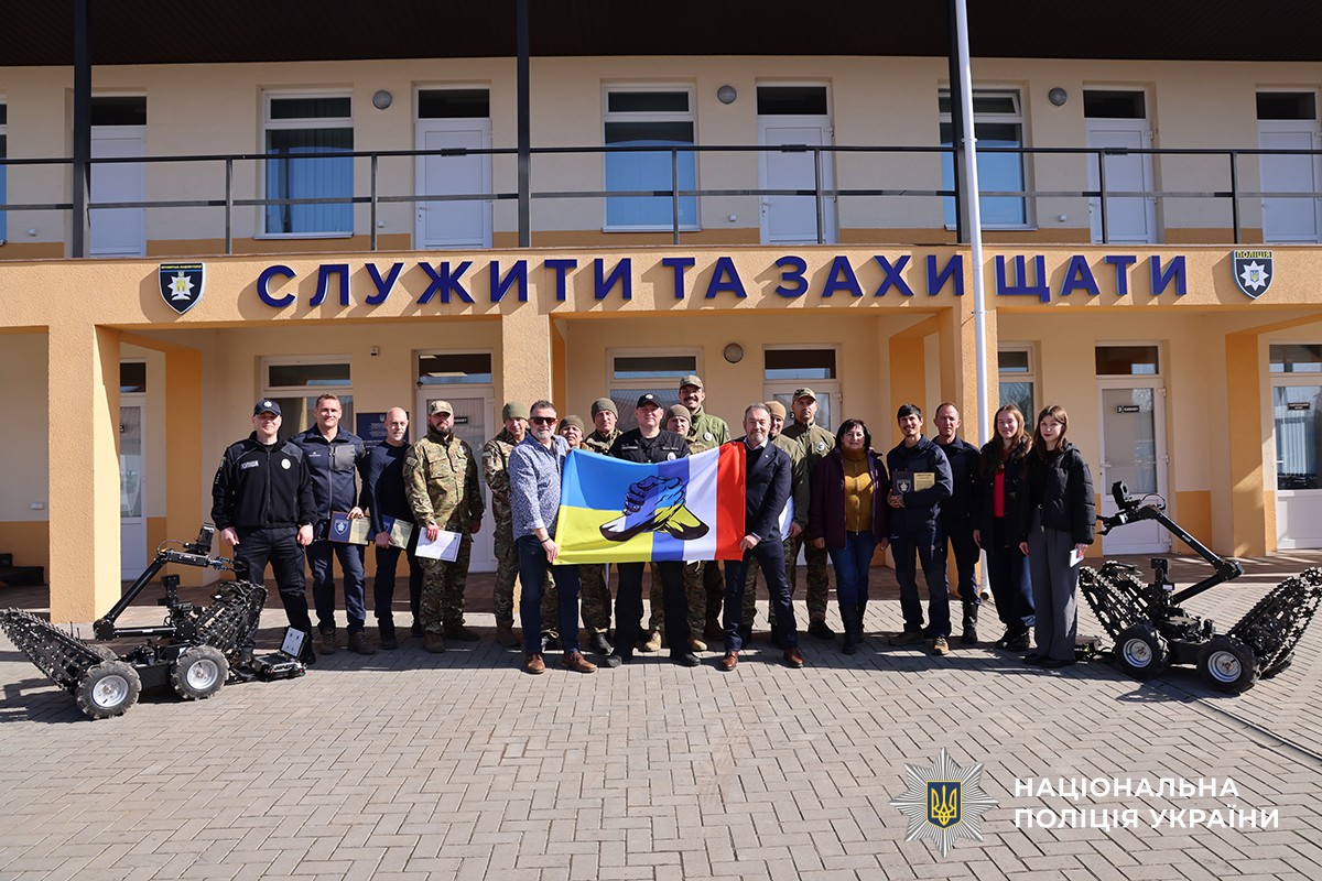 всі учасники інтенсиву з українсько-французьким прапором 