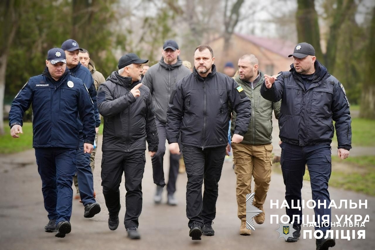 міністр внутрішніх справ ігор клименко та голова національної поліції іван вигівський побували на місці ракетних ударів росії по одесі