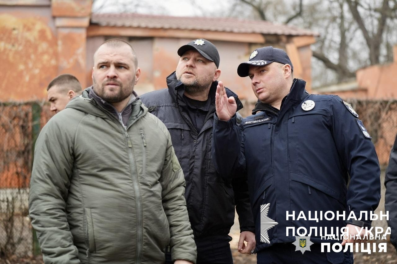 міністр внутрішніх справ ігор клименко та голова національної поліції іван вигівський побували на місці ракетних ударів росії по одесі