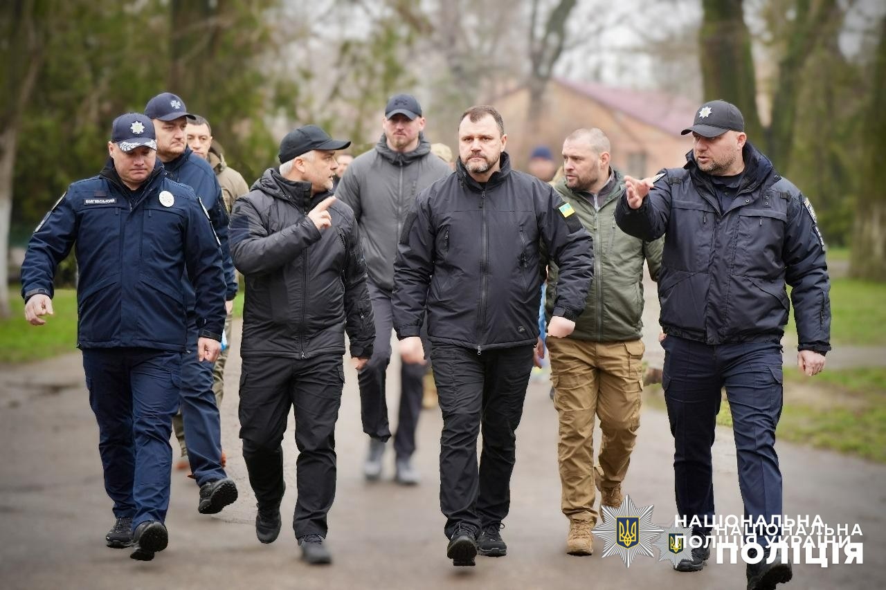 міністр внутрішніх справ ігор клименко та голова національної поліції іван вигівський побували на місці ракетних ударів росії по одесі