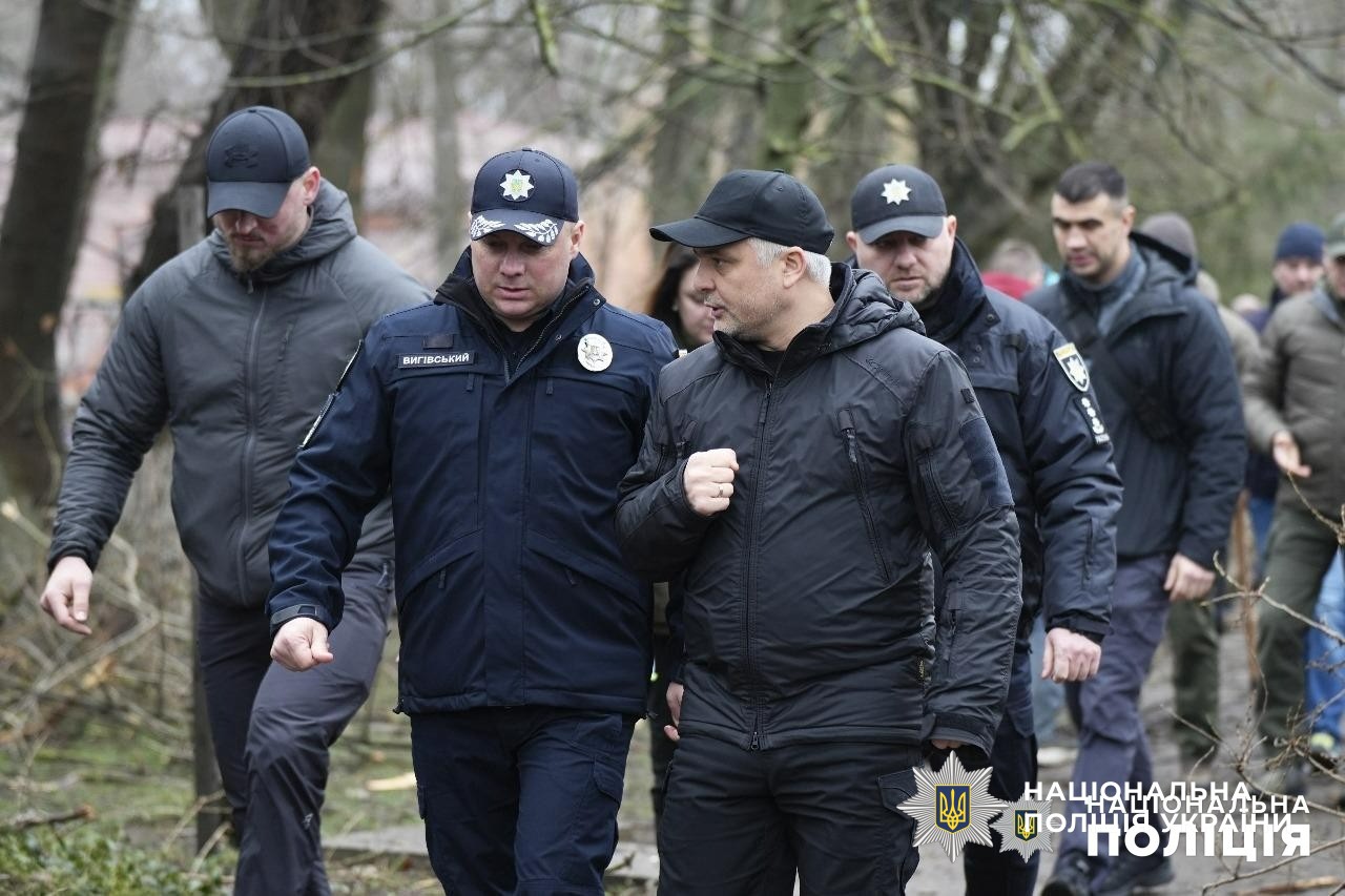 міністр внутрішніх справ ігор клименко та голова національної поліції іван вигівський побували на місці ракетних ударів росії по одесі