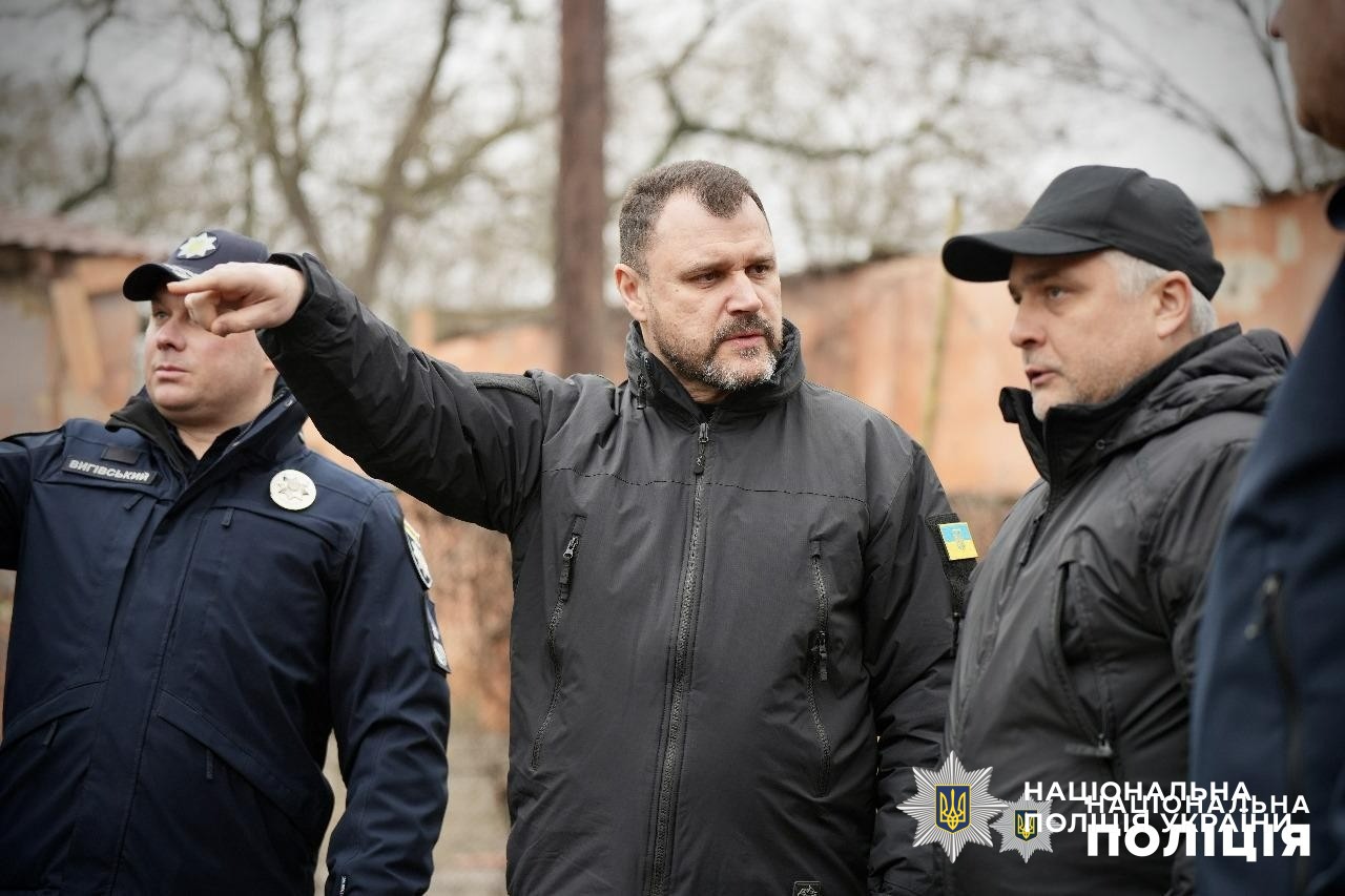 міністр внутрішніх справ ігор клименко та голова національної поліції іван вигівський побували на місці ракетних ударів росії по одесі