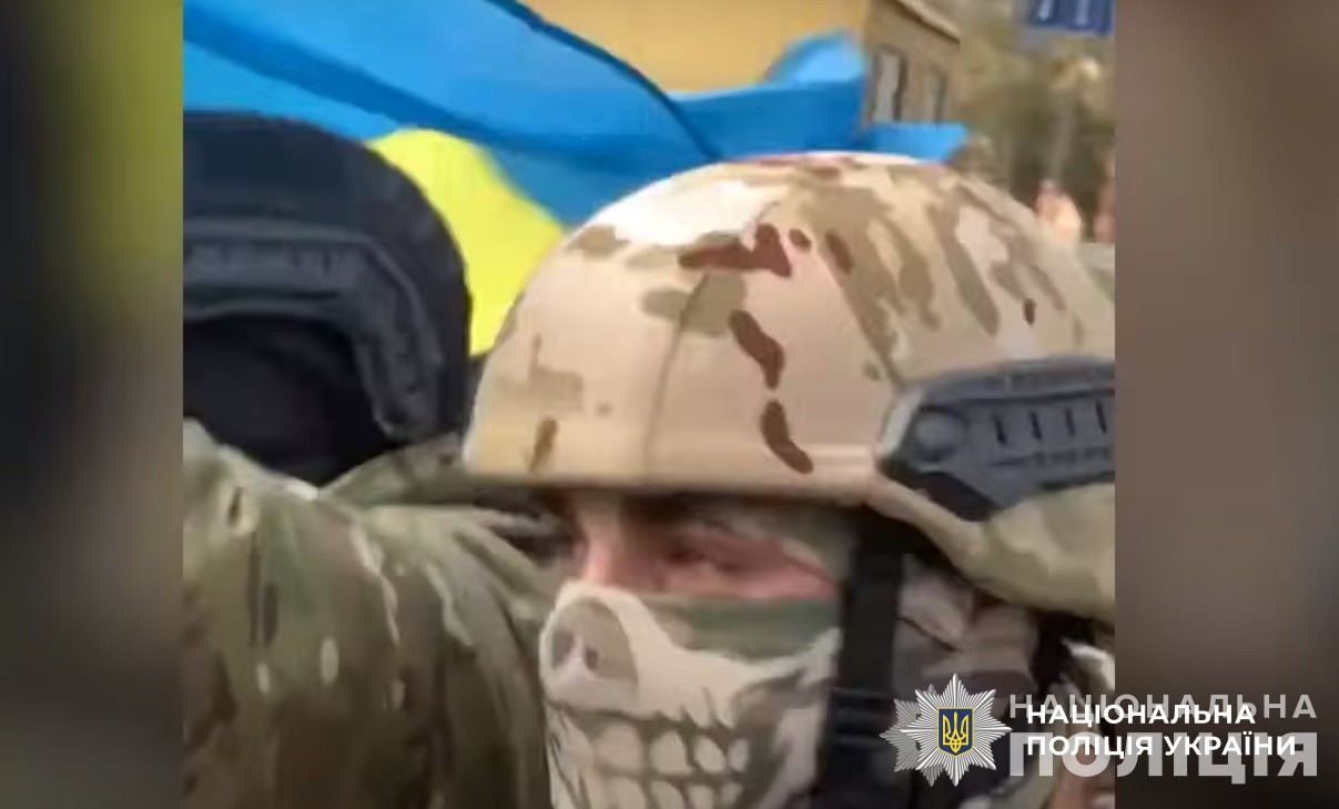 вулиці були залюднені, зустрічали оплесками – як поліцейські рік тому входили у звільнений херсон