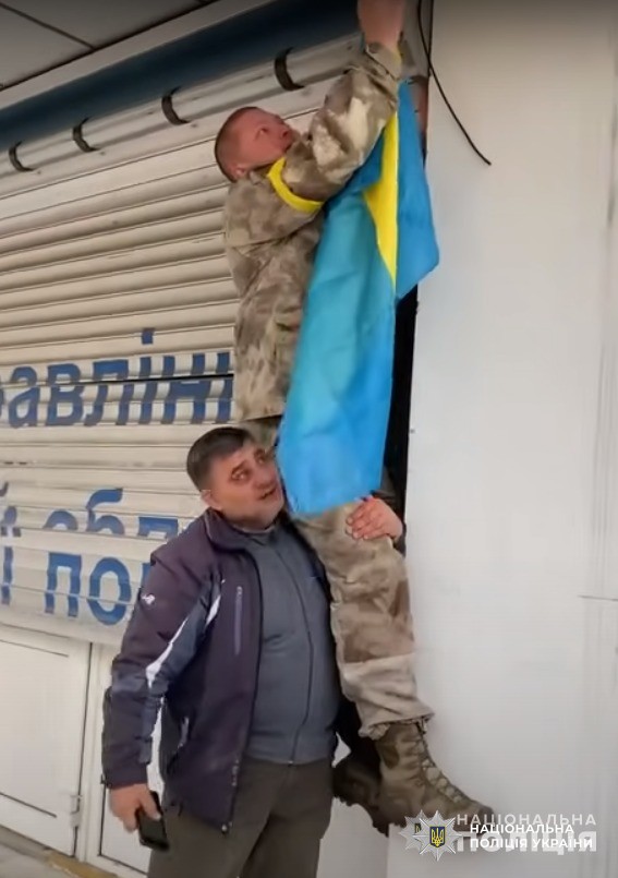 вулиці були залюднені, зустрічали оплесками – як поліцейські рік тому входили у звільнений херсон
