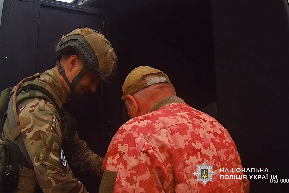 поліцейський групи Білий Янгол допомагає евакуюватися