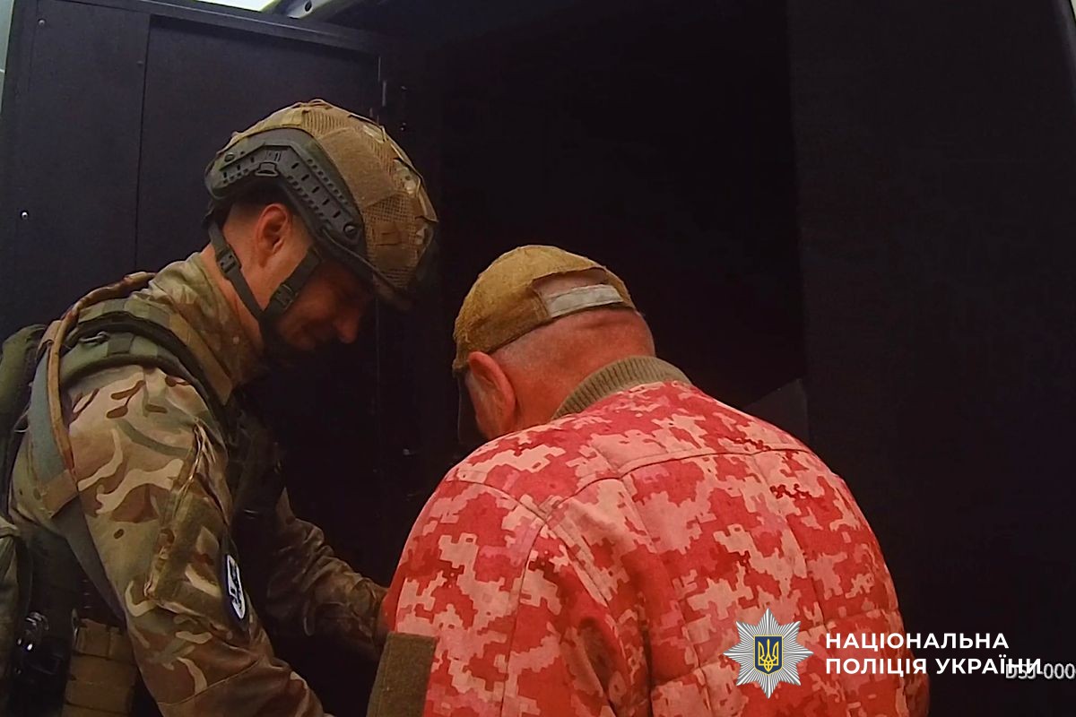 поліцейський групи Білий Янгол допомагає евакуюватися