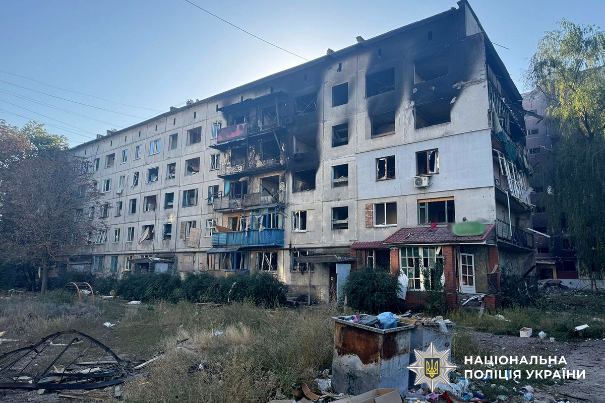 Багатоповерхівка без вікон і чорними плямами від полум'я