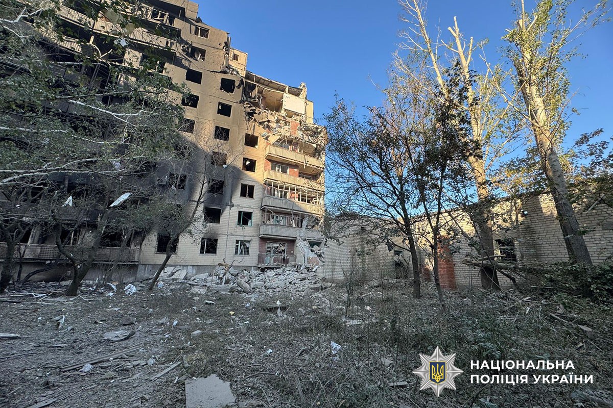 Зруйнована багатоповерхівка без вікон