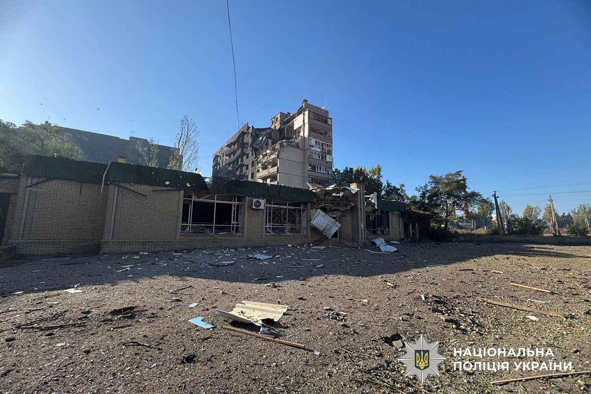 Зруйнована багатоповерхівка без вікон