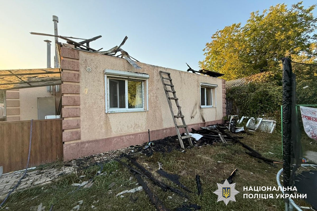 Зруйнований будинок без даху