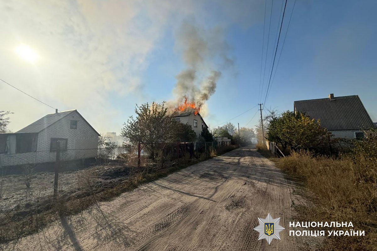 Горить будинок, на даху полум'я