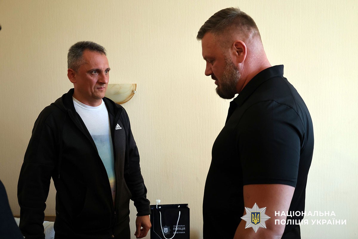 Начальник ГУНП в Донецькій області Руслан Осипенко спілкується з пораненим поліцейським