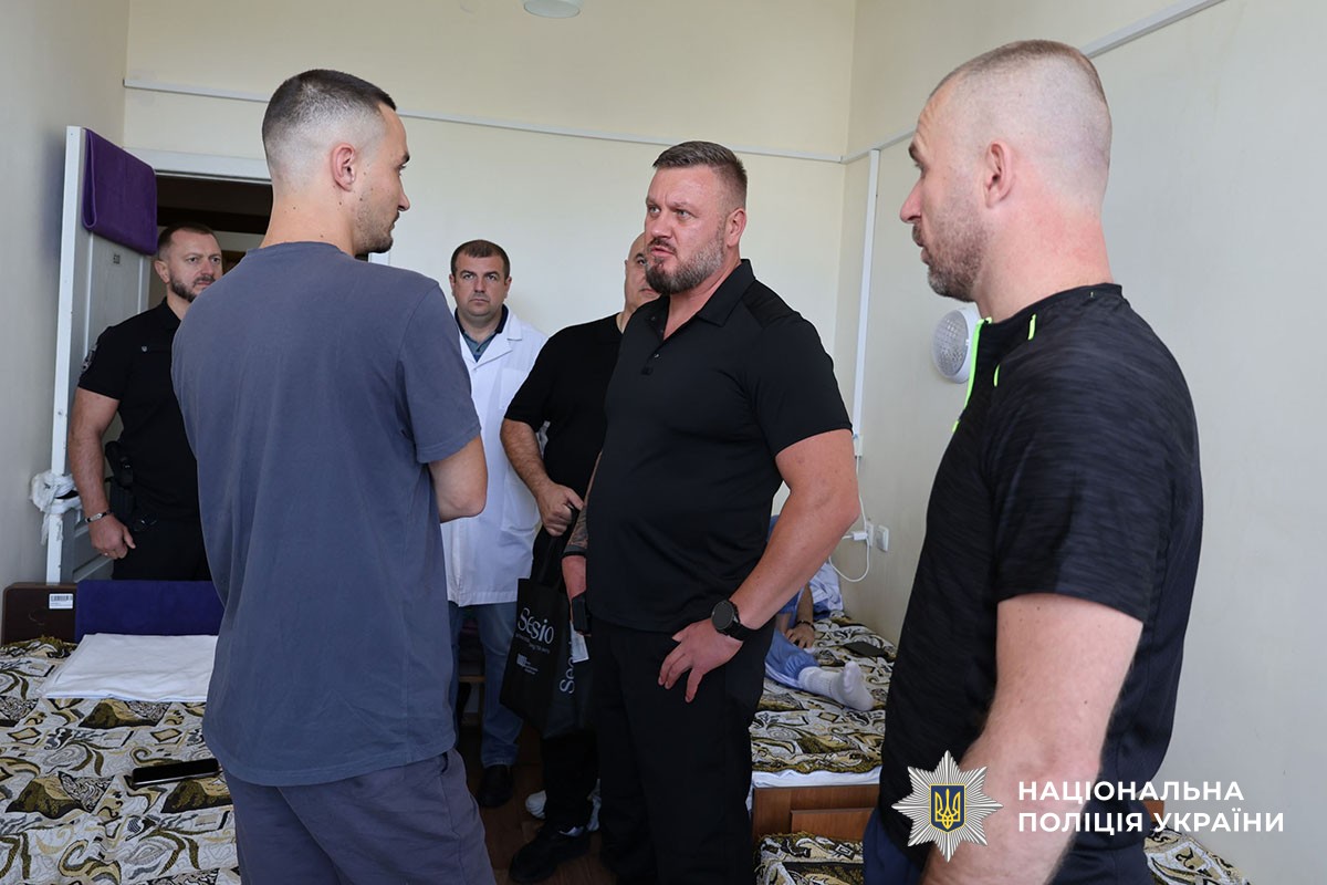 Начальник ГУНП в Донецькій області Руслан Осипенко спілкується з пораненим поліцейським