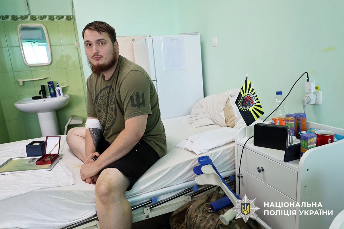 Поранений поліцейський сидить на ліжку у палаті