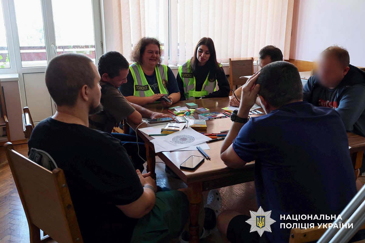 За столом психолог спілкується з пораненими