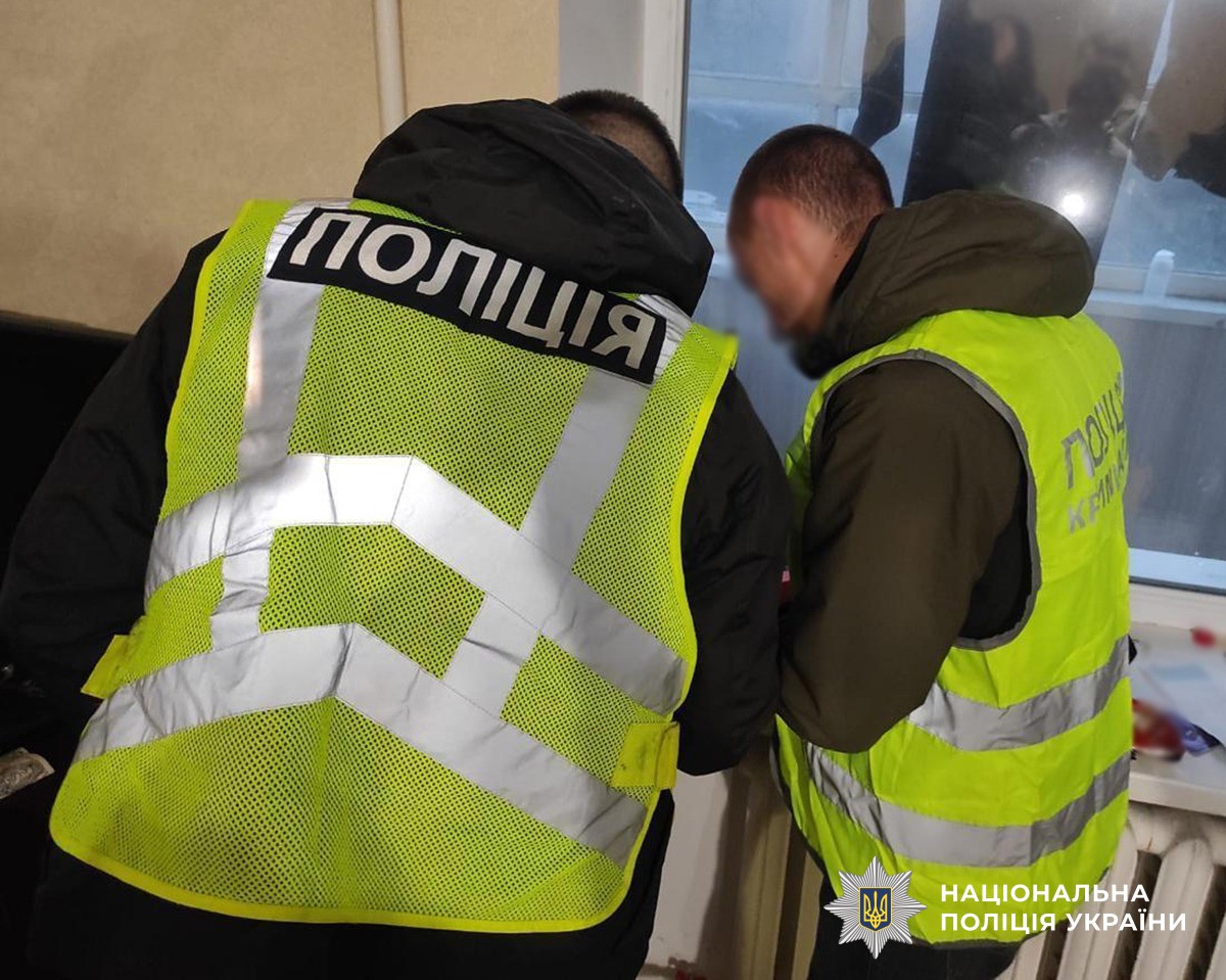 Двоє поліцейських проводять обшук помешкання фігуранта