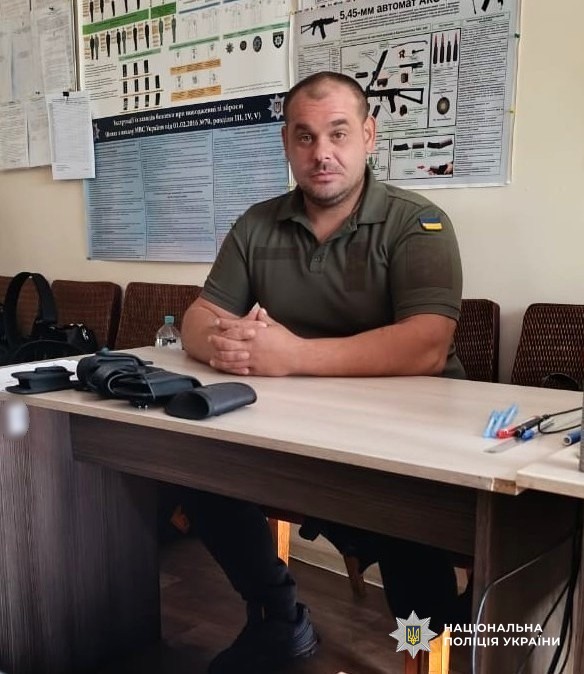 Сергій на робочому місці - у тренінговому центрі поліції