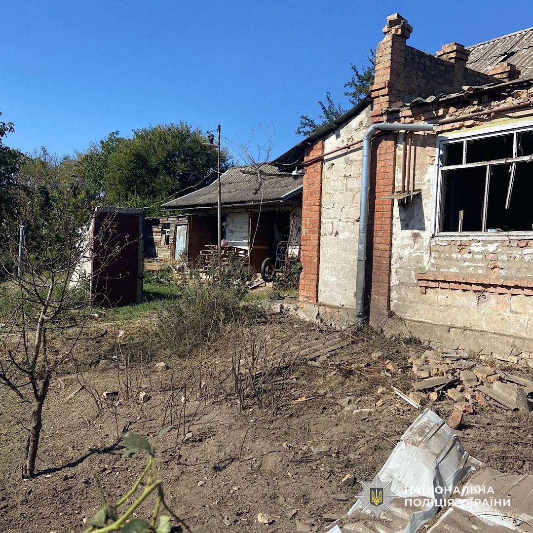 поліцейський фіксує наслідки ворожих ударів
