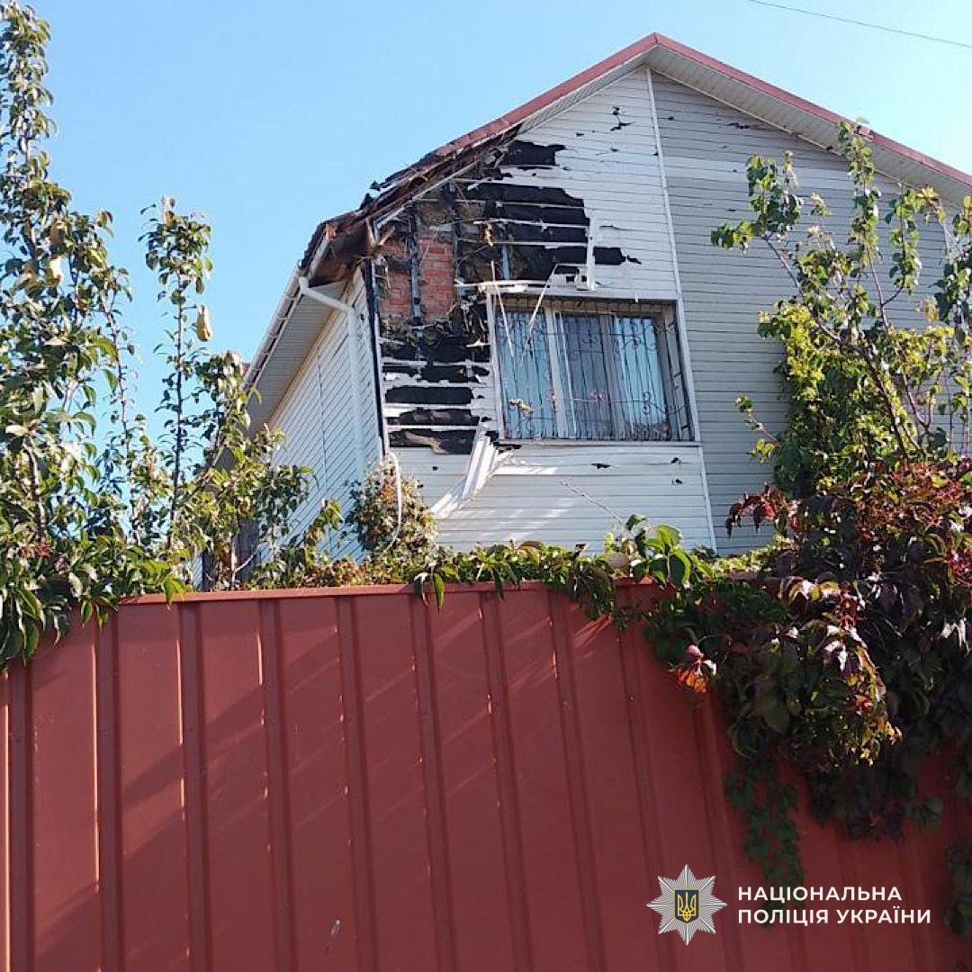 поліцейський фіксує наслідки ворожих ударів Нікопольщини