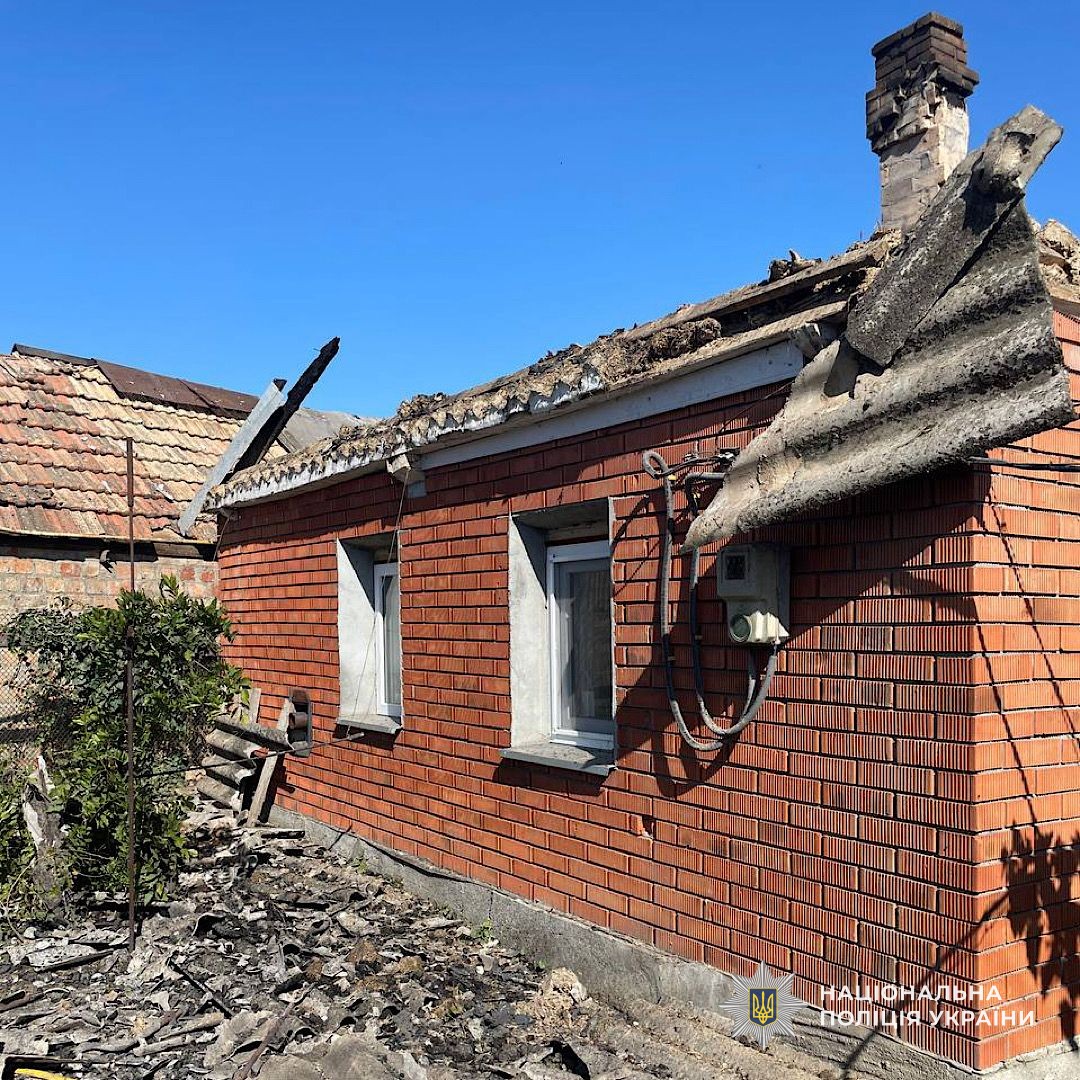 поліцейський фіксує наслідки ворожих ударів Нікопольщини