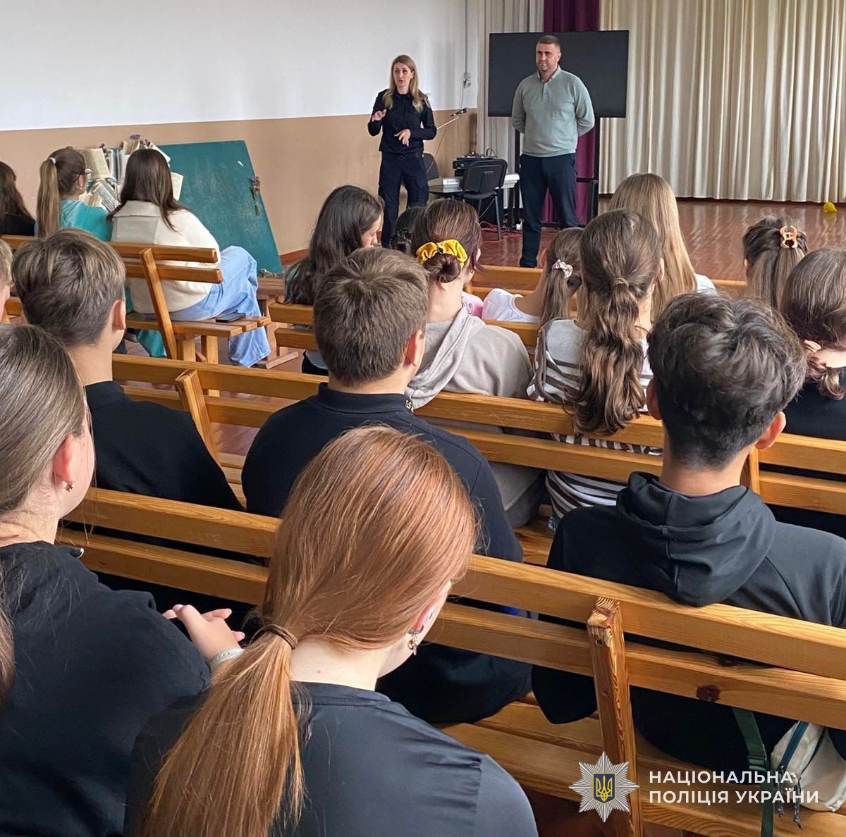 Дітям розповідають про значення світлофора і дорожніх знаків, як безпечно переходити дорогу, чому важливо бути уважним на перехрестях, бути помітним в темний час доби й не використовувати навушники під час руху.