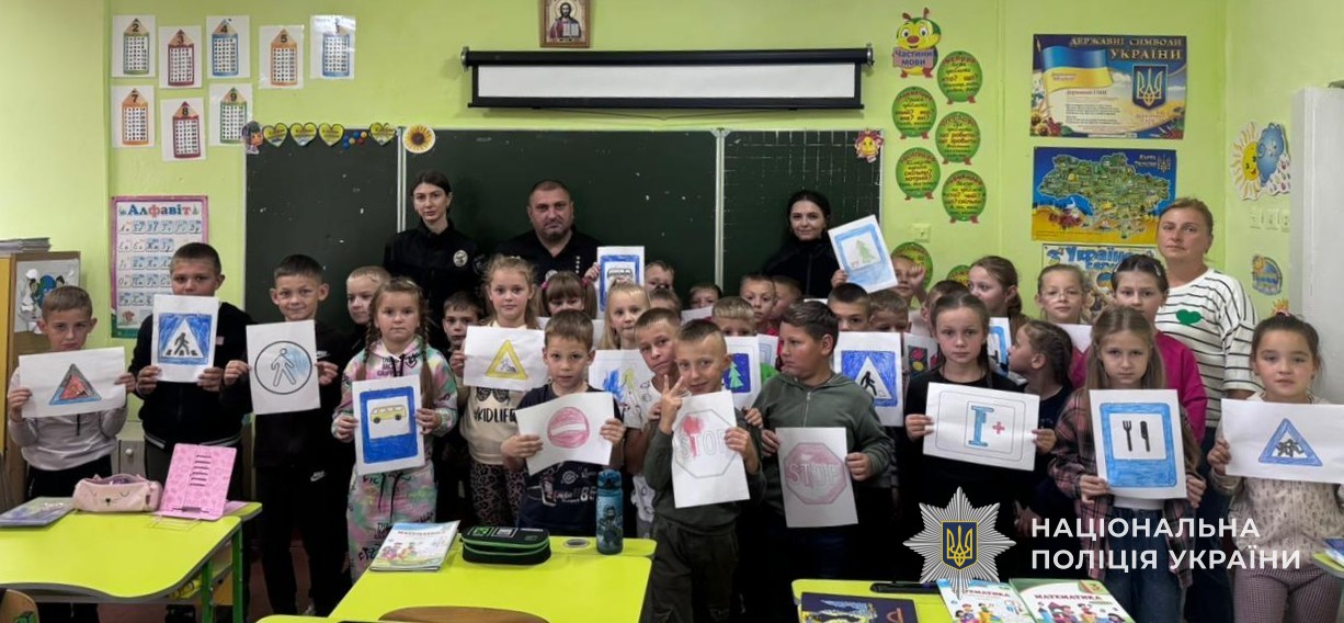 Дітям розповідають про значення світлофора і дорожніх знаків, як безпечно переходити дорогу, чому важливо бути уважним на перехрестях, бути помітним в темний час доби й не використовувати навушники під час руху.
