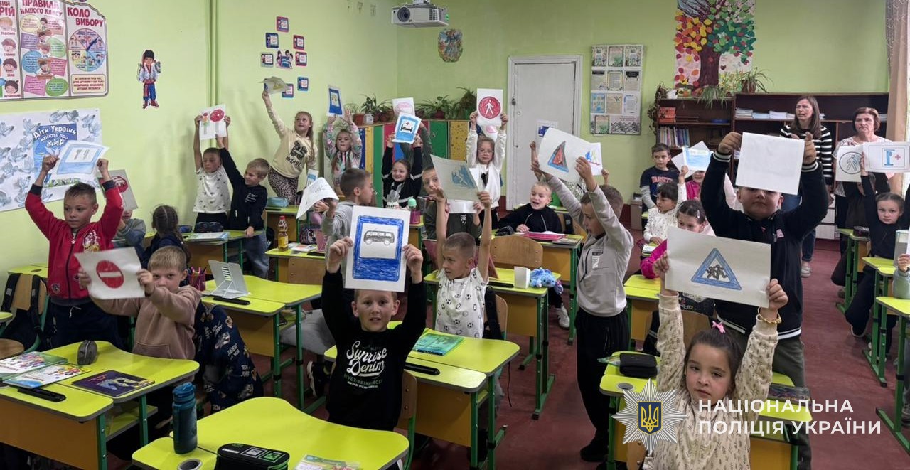 Дітям розповідають про значення світлофора і дорожніх знаків, як безпечно переходити дорогу, чому важливо бути уважним на перехрестях, бути помітним в темний час доби й не використовувати навушники під час руху.