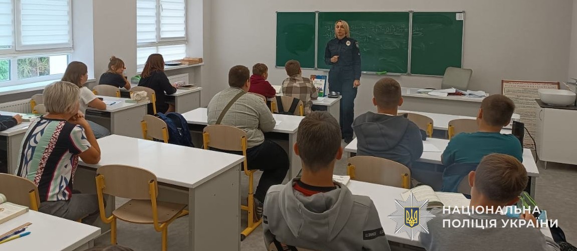 Дітям розповідають про значення світлофора і дорожніх знаків, як безпечно переходити дорогу, чому важливо бути уважним на перехрестях, бути помітним в темний час доби й не використовувати навушники під час руху.