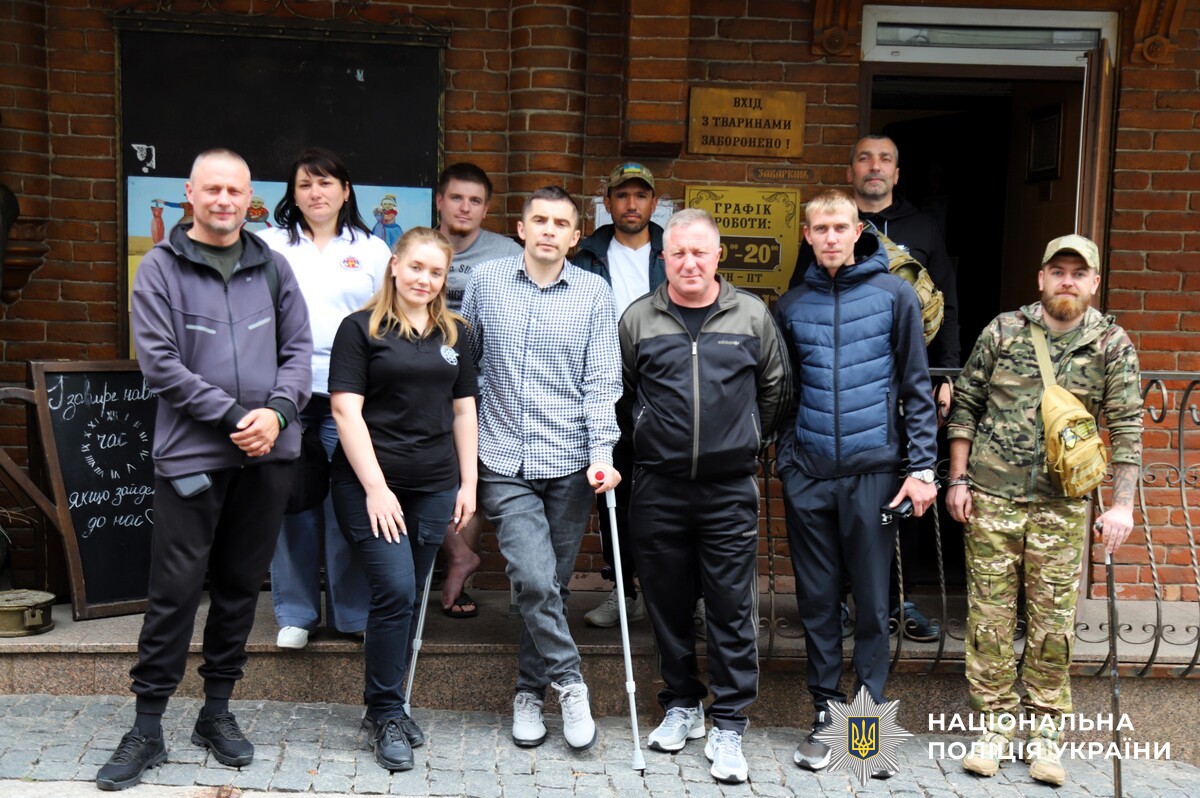 24 вересня для поліцейських, бійців Національної Гвардії, а також військовослужбовців, які проходять реабілітацію у Вінниці, організували екскурсію до музею-кав’ярні «Пан Заваркін та син». Цей заклад часто називають «вітальнею щасливого часу», адже тут кожен експонат має свою історію і дарує особливу атмосферу. Захід відбувся за участі психологів поліції, працівників сектору соціального захисту й супроводу постраждалих медичного об’єднання МВС та благодійників.