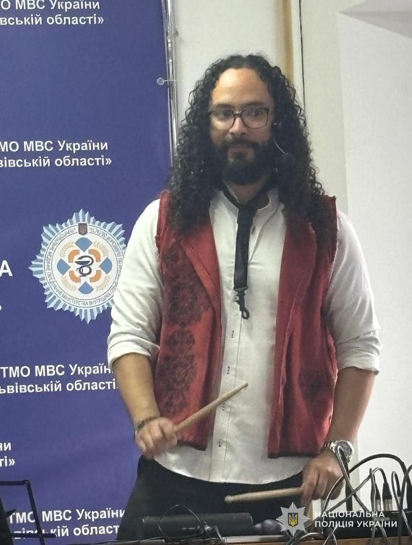 Українська пісня з латиноамериканським «присмаком» для поранених поліцейських Львівщини