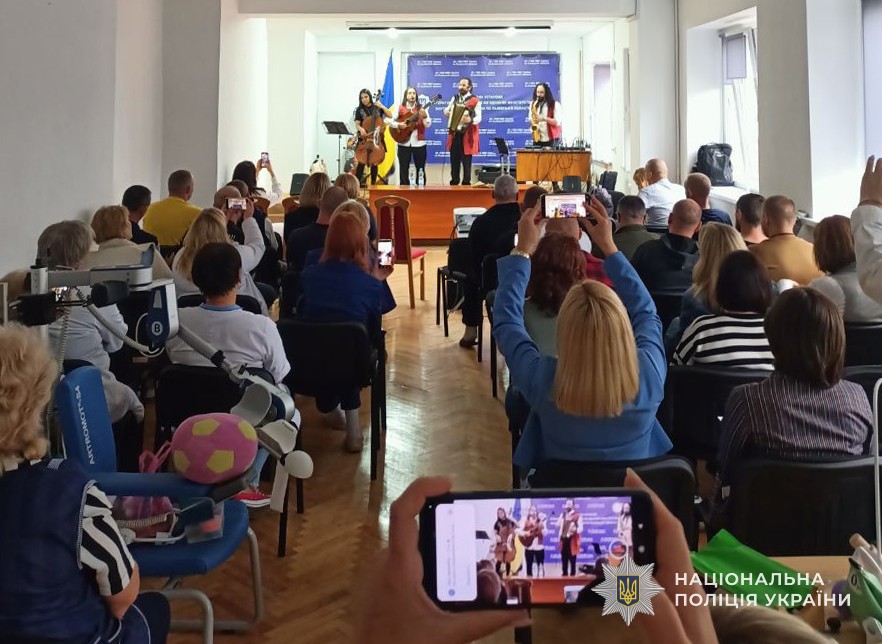 Гурт «Лос Янковерс» на чолі з Янком Богданом Лобунцем — колумбійцем українського походження представив свою сольну програму бійцям, які проходять лікування та реабілітацію після важких поранень в зоні бойових дій.