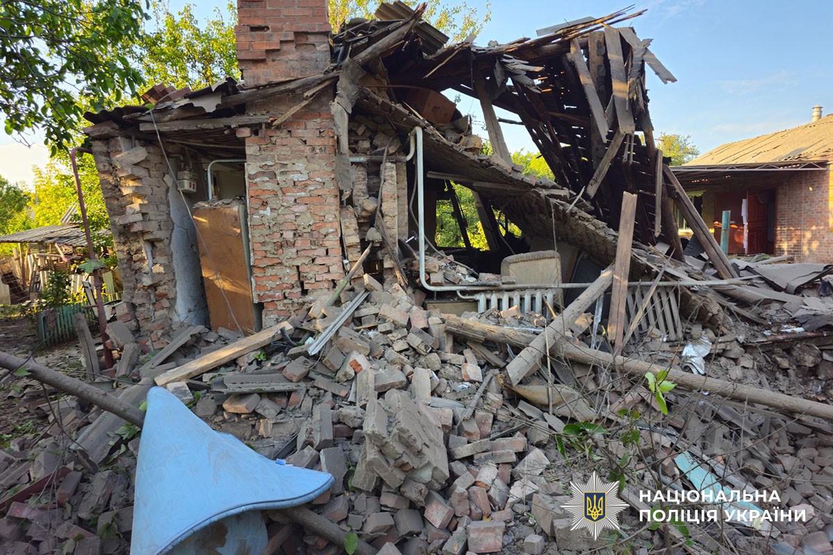 Зруйнований обстрілом будинок