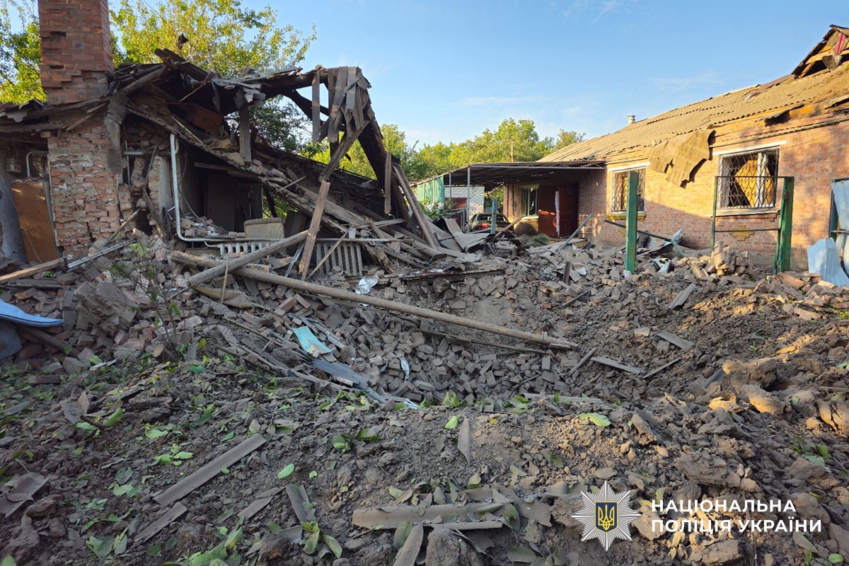 Зруйнований обстрілом будинок