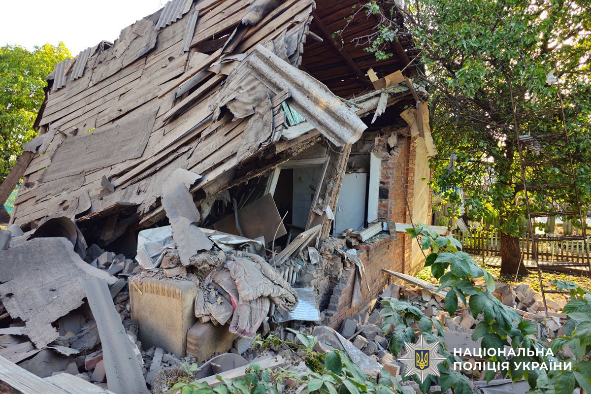 Зруйнований обстрілом будинок