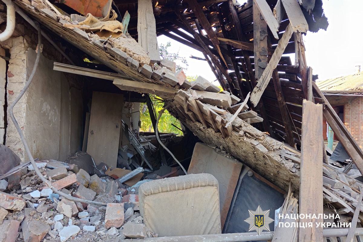 Зруйнований обстрілом будинок