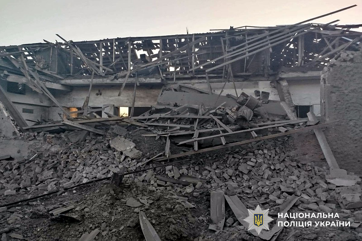 Зруйнована обстрілом будівля