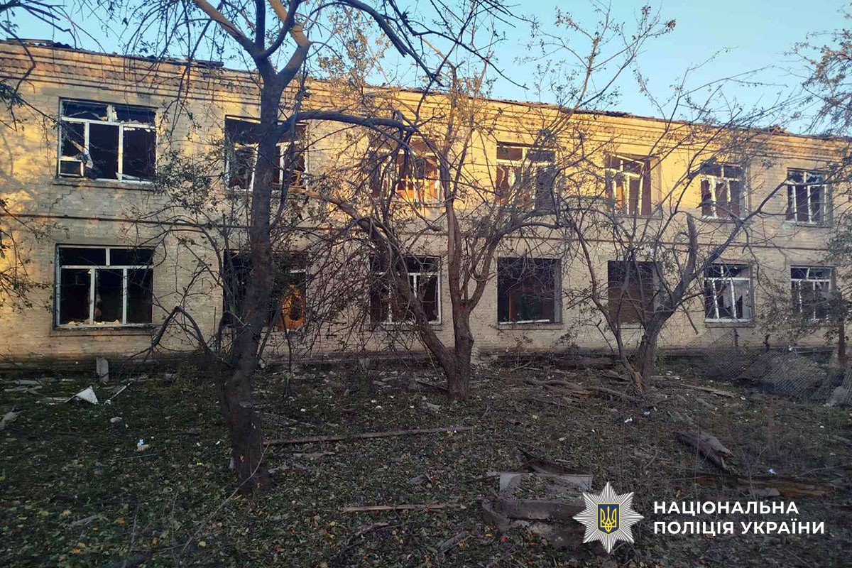 Зруйнований обстрілом будинок без вікон