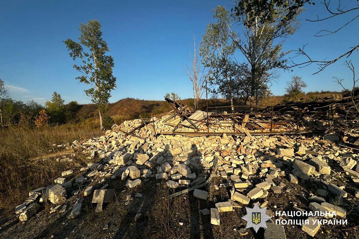 Зруйнований обстрілом будинок