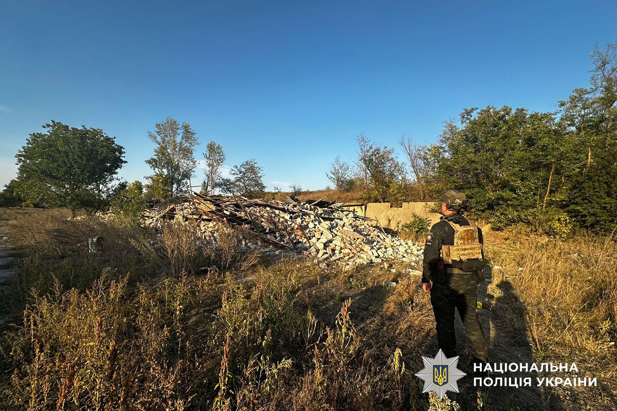 Зруйнований обстрілом будинок